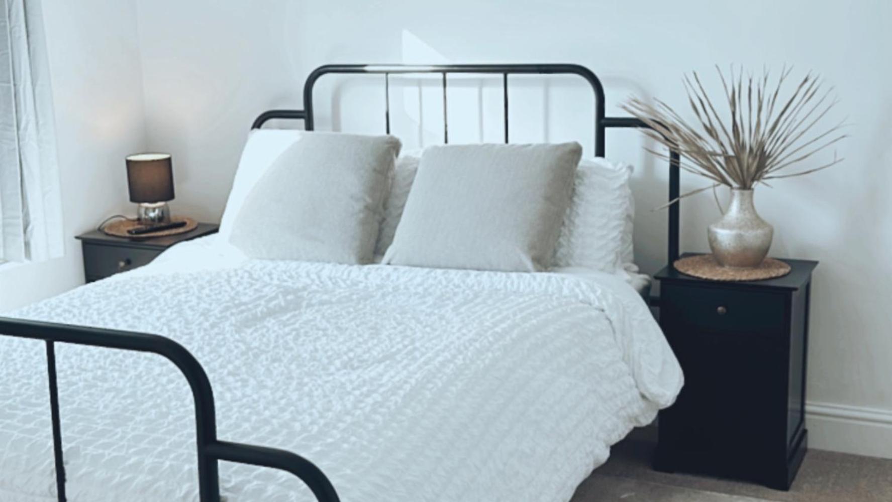 Southsea Homestays - Three Bedroom Home, Sleeps 8 - With Garden & Hot Tub Портсмът Екстериор снимка